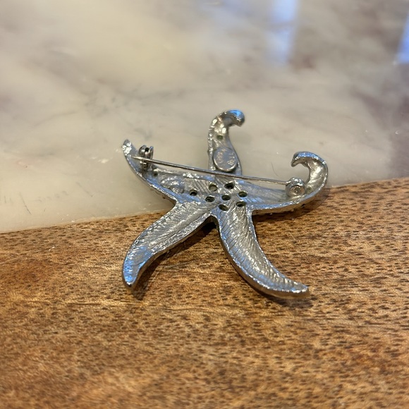 Sparkly starfish brooch - Picture 3 of 3
